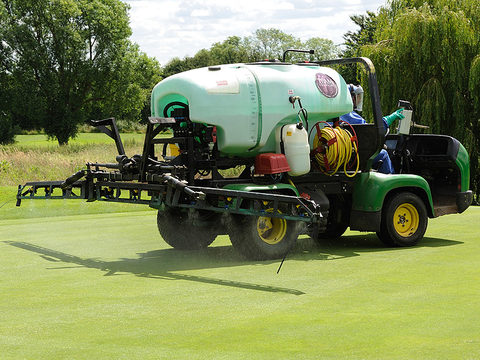 Spraying greens with XC Nozzles Ely City